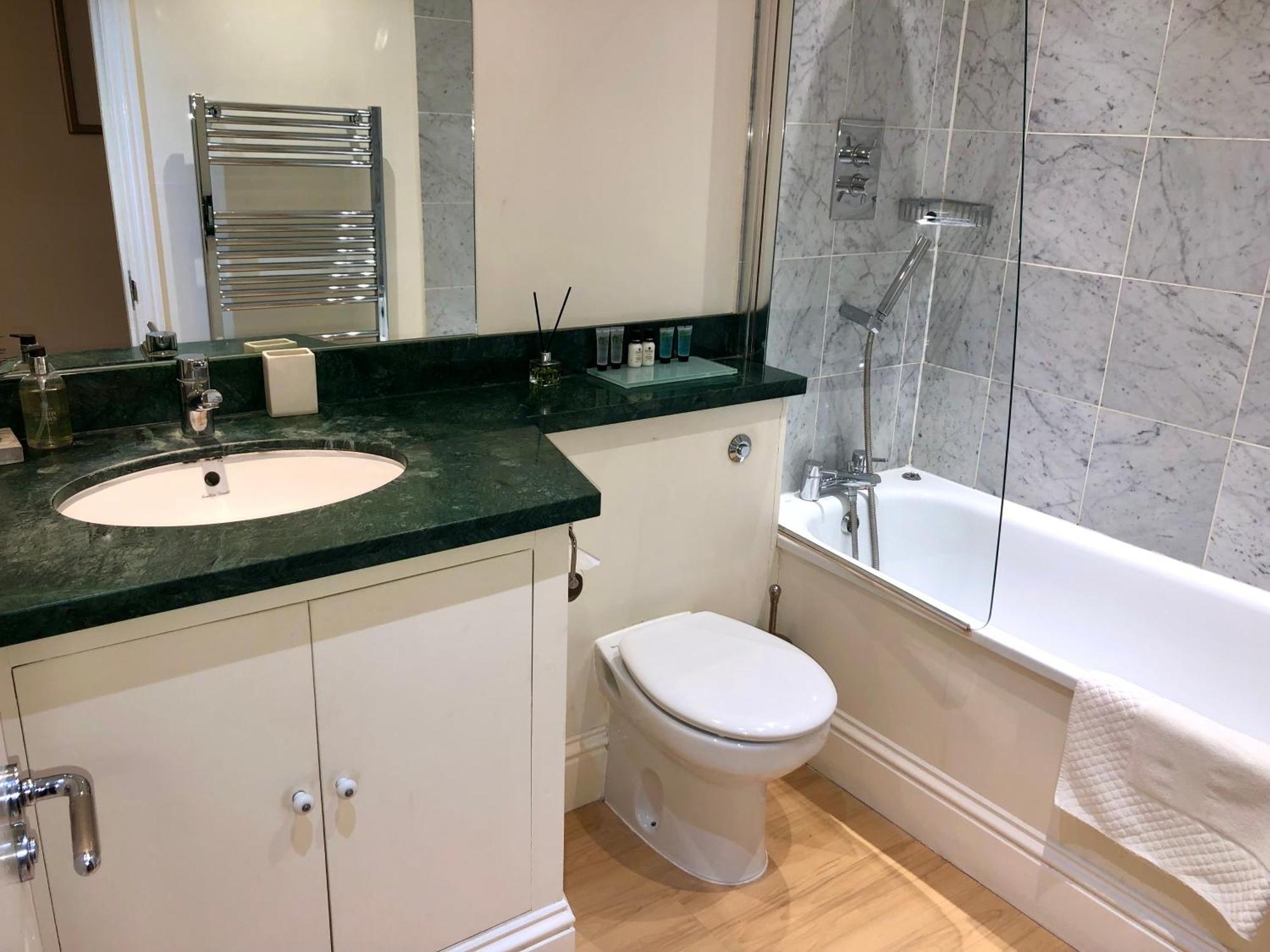 Contemporary Large Apartment In An Ideal Location Bath Buitenkant foto