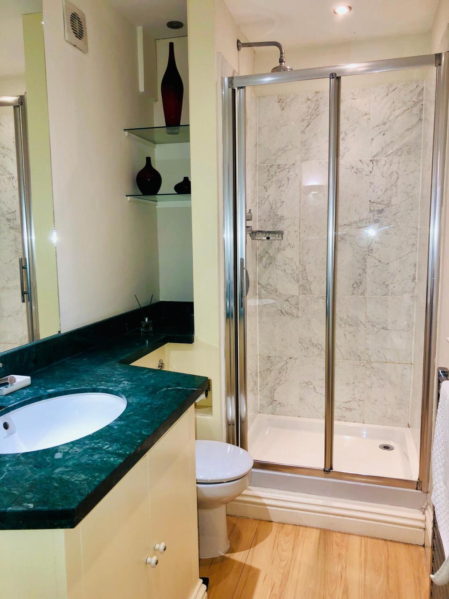 Contemporary Large Apartment In An Ideal Location Bath Buitenkant foto